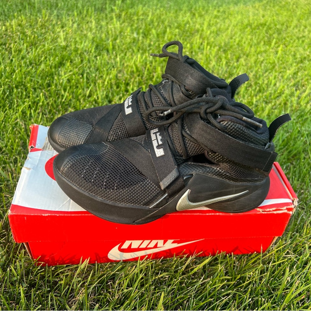 Nike LEBRON SOLDIER IX Boys Basketball Shoes Size 5Y